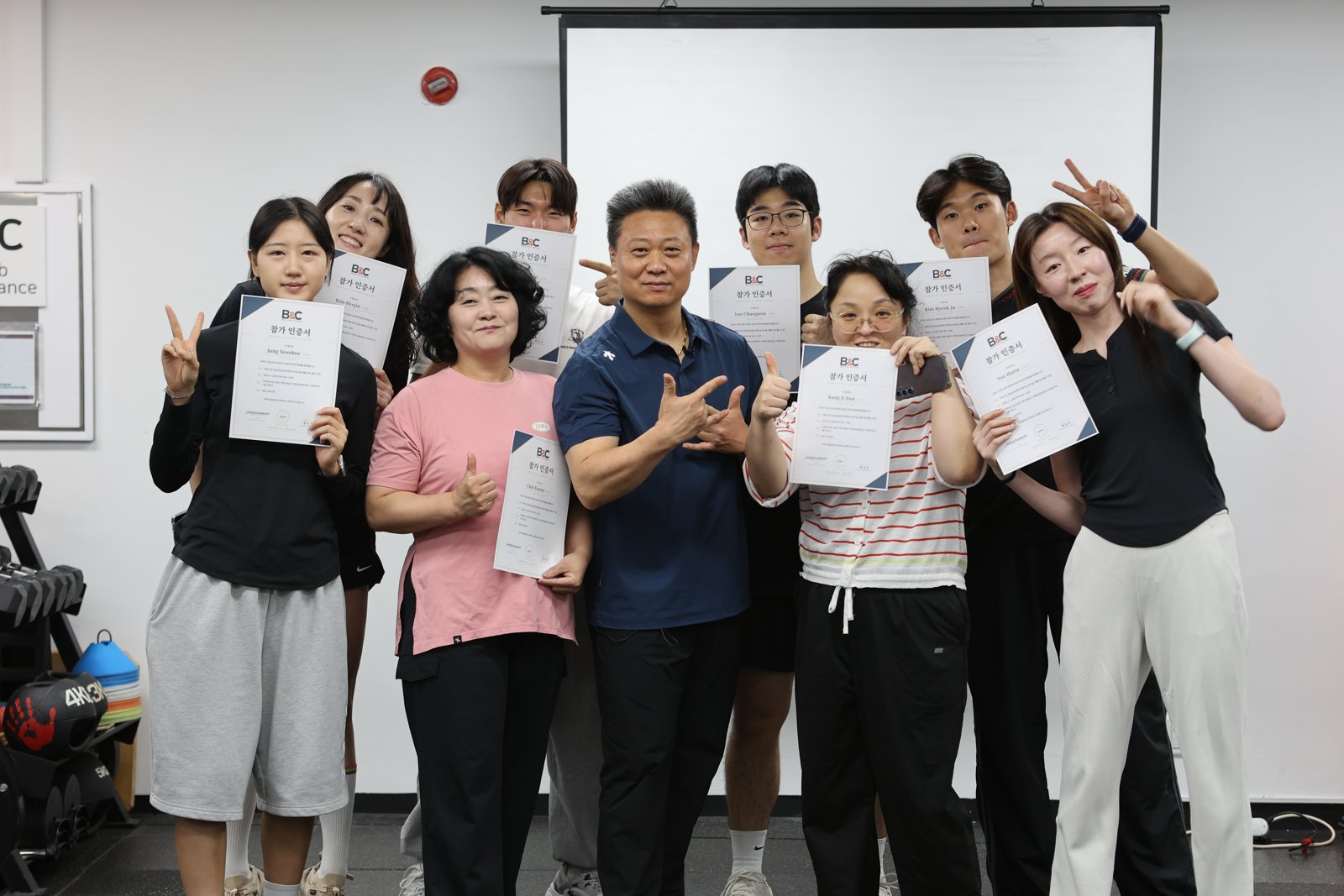 비앤씨스포츠 워크숍을 마치고 참가 인증서를 든 참여자와 강사의 단체 사진